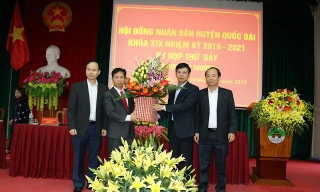 Ông Phùng Văn Dũng (thứ 2 từ trái qua) được bầu làm Chủ tịch HĐND huyện Quốc Oai nhiệm kỳ 2016-2021. 