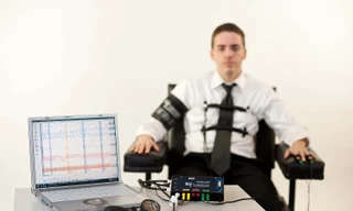 Máy phát hiện nói dối kiểu truyền thống thường khiến người bị kiểm tra khó chịu. Ảnh: Isciencemag. 