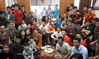 Người thân và hàng xóm theo dõi trận đấu ở nhà tuyển thủ Quang Hải. 