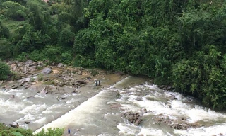 Lũ cuốn trôi một phụ nữ khi đi qua suối