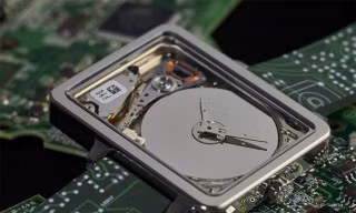 Đồng hồ siêu lạ làm từ ổ đĩa micro HDD