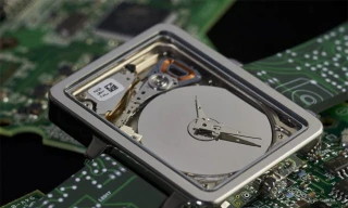 Đồng hồ siêu lạ làm từ ổ đĩa micro HDD