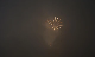 Màn pháo hoa mù câm vì khói và mưa. 