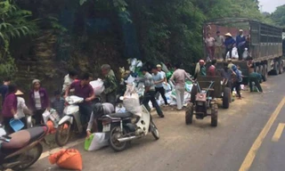 Vụ “hôi của” tại Hòa Bình: “Rất đông người dân đến lấy cám”