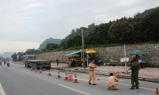 Bắt kẻ giả danh công an dẫn xe quá tải qua trạm cân