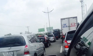 Xe còn cách trạm thu phí hàng cây số đã kẹt cứng
