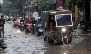 Người Hà Nội bì bõm 'rẽ sóng' về nhà chiều cuối tuần
