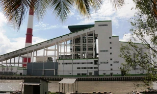 Nhà máy giấy Lee & Man Hậu Giang nằm cạnh sông Hậu. 