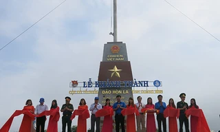 Các đại biểu cắt băng khánh thành Cột cờ Tổ Quốc đảo Hòn La.
