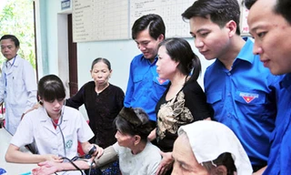 Khám bệnh miễn phí cho người nghèo.