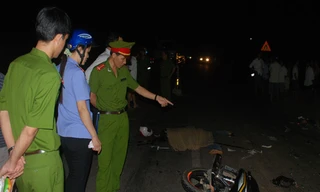 Hai xe máy vỡ nát văng nhiều mảnh trên quốc lộ 1A . Ảnh: T.Sự. 