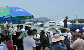 Do gió giật trên cấp 6 nên các phương tiện thủy từ Rạch Giá, Hà Tiên ra Phú Quốc và chiều ngược lại đều ngưng, hàng ngàn du khách kẹt lại Phú Quốc. 
