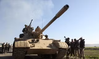  Lực lượng người Kurd ở ngoại ô thành phố Mosul. Ảnh: REUTERS