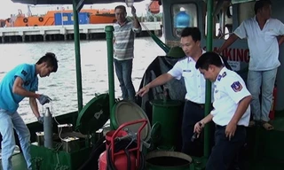 Lực lượng chức năng Vùng CSB 3 kiểm tra hàng hóa trên tàu Thành Trung 01. Ảnh canhsatbien.vn