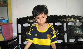 Thần đồng Lâm Chí Hiếu tính tình trầm lặng, giao tiếp chậm chạp, rụt rè. 