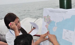 Bạn trẻ cùng xác định hải trình trên bản đồ