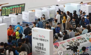 Một điểm bỏ phiếu sớm ở Seoul ngày 5/5