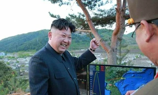 Ông Kim Jong Un theo dõi vụ phóng tên lửa qua màn hình, khen các chuyên gia đã làm việc vất vả và đạt được kết quả tuyệt vời.