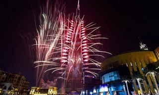 Pháo hoa thắp sáng tòa tháp Burj Khalifa của Dubai đêm giao thừa 