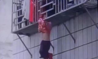 Em bé kẹt đầu giữa 2 thanh sắt của chuồng cọp, người treo lơ lửng ở tầng 4.