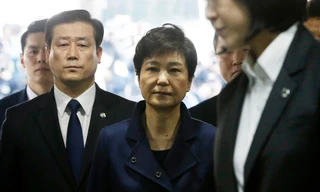 Bà Park Geun Hye có mặt tại Tòa án Quận Trung tâm Seoul hôm 30/3. Ảnh: AP