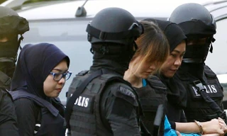 Đoàn Thị Hương được cảnh sát hộ tống tới tòa án Sepang hôm 13/4.