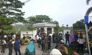 Bên ngoài tòa án Sepang sáng nay, 13/4