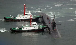 Tàu ngầm hạt nhân USS Michigan của Mỹ vào cảng Busan của Hàn Quốc hôm 25/4. Triều Tiên ngày 25/4 tổ chức một cuộc diễn tập pháo binh lớn mừng ngày thành lập quân đội trong khi Hàn Quốc và Mỹ tiến hành tập trận hải quân khiến căng thẳng khu vực tăng cao. 