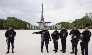 Cảnh sát có vũ trang bảo vệ bầu cử Pháp
