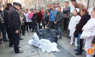 Anh béo nặng 220kg ngã trên phố.