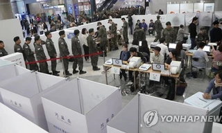 Một điểm bỏ phiếu sớm ở ga tàu Yongsang hôm 4/5.