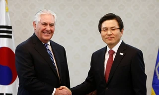 Ngoại trưởng Mỹ Rex Tillerson bắt tay quyền Tổng thống Hàn Quốc Hwang Kyo-ahn hôm 17/3 tại Seoul.