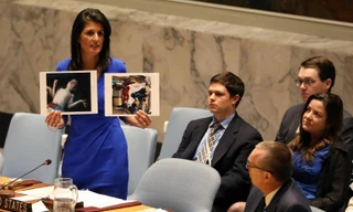 Đại sứ Mỹ tại Liên Hợp Quốc, bà Nikki Haley cầm những bức ảnh về nạn nhân vụ tấn công hóa học trong một cuộc họp tại New York, Mỹ. 