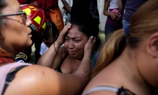 Người thân của các em đau đớn khi nhận được tin dữ.