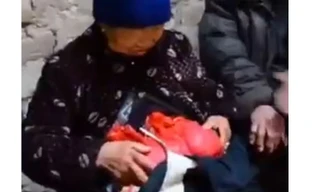 Suốt 20 năm qua, cụ Wuxue cất ruột trong túi nilon và buộc quanh eo. 