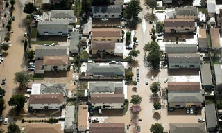 Các ngôi nhà ở San Jose chìm trong nước lũ.
