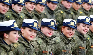 Nữ binh Nga rạng rỡ trong lễ duyệt binh