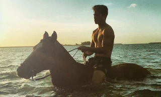 Cư dân mạng đang phát cuồng vì chàng hoàng tử đẹp trai, bụng 6 múi.