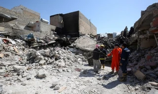 Lực lượng cứu hộ và dân thường kiểm tra khu vực al-Jadida của Mosul, nơi vừa diễn ra hàng loạt các vụ không kích khiến nhiều dân thường thiệt mạng.