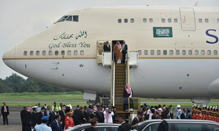 Quốc vương Ả-rập Saudi Salman bin Abdulaziz al-Saud bước xuống chiếc máy bay dát vàng, đặt chân đến Indonesia.
