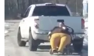 Người phụ nữ bị xe tải kéo đến bệnh viện