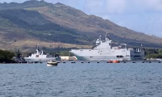 Hai tàu Hải quân Pháp tại cảng của Căn cứ Hài quân Guam.