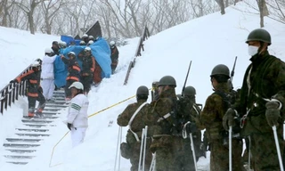 Một nạn nhân may mắn sống sót được lực lượng cứu hộ giải cứu trong vụ lở tuyết ở tỉnh Tochigi, Nhật Bản. Ảnh: AFP.