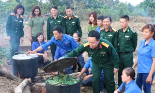 Tại ngày hội, đoàn viên thanh niên các đơn vị đã thi gói và nấu hơn 600 chiếc bánh chưng tặng đồng bào