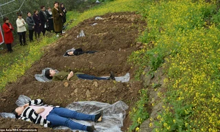 Phụ nữ nằm trong những nấm mộ nông để quên đi nỗi buồn sau khi ly hôn. 