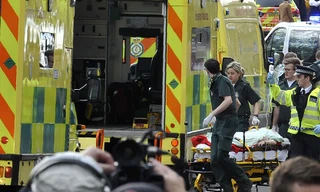 Xe cứu thương đưa nạn nhân vụ khủng bố tòa Quốc hội hôm 22/3 tới bệnh viện