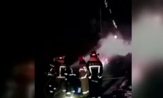 Từng chùm pháo hoa phun thẳng lên trời trong suốt 5 tiếng đồng hồ sau khi chiếc xe tải bị lật và bốc cháy.