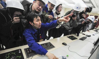 Giám sát viên Liu Yong của Tập đoàn Hoa Năng hoàn thành những thao tác cuối cùng đóng cửa nhà máy nhiệt điện than ở Bắc Kinh hôm 18/3.