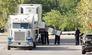 Cảnh sát Mỹ phát hiện 8 thi thể trong chiếc xe đầu kéo đậu bên ngoài siêu thị Walmart.