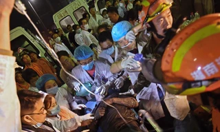 Một nạn nhân vụ rò rỉ khí ga ở mỏ than Jilinqiao hôm 7/5 được đưa đi cấp cứu.